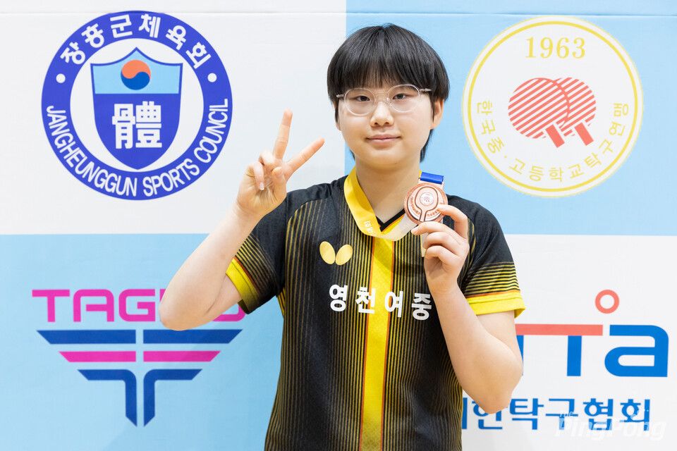 중등부 여자단식 공동 3위 신효린  개인복식 우승.jpg